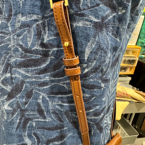 HOBO crossbody wallet/phone case. NWOT - Picture 4 of 7